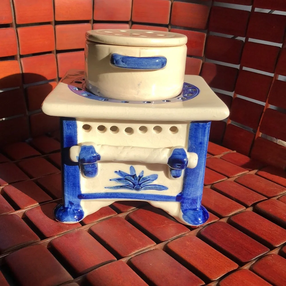 RARE, COUNTRY- COTTAGE STYLE WAX BURNER. Vintage. Blue and white pottery. - Picture 2 of 10